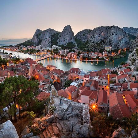 Beachfront Apartments Lara Omiš Exteriör bild