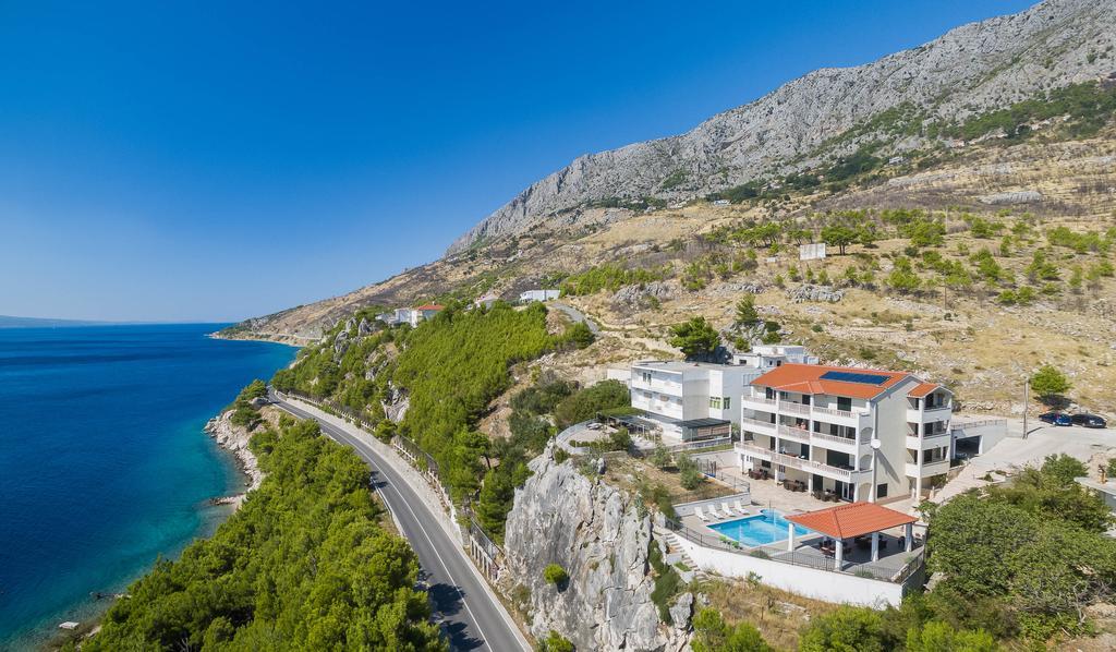 Beachfront Apartments Lara Omiš Exteriör bild