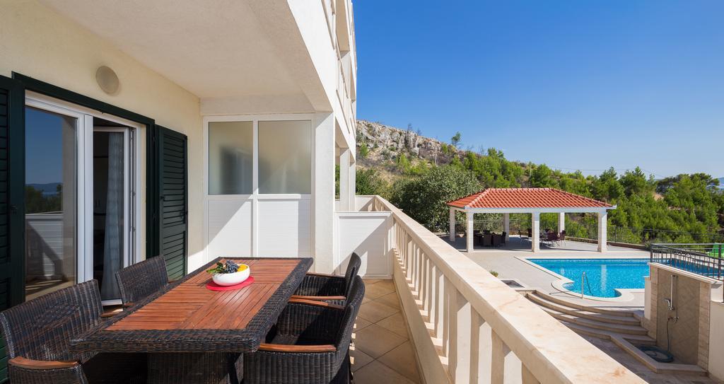 Beachfront Apartments Lara Omiš Exteriör bild