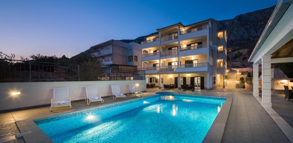 Beachfront Apartments Lara Omiš Exteriör bild