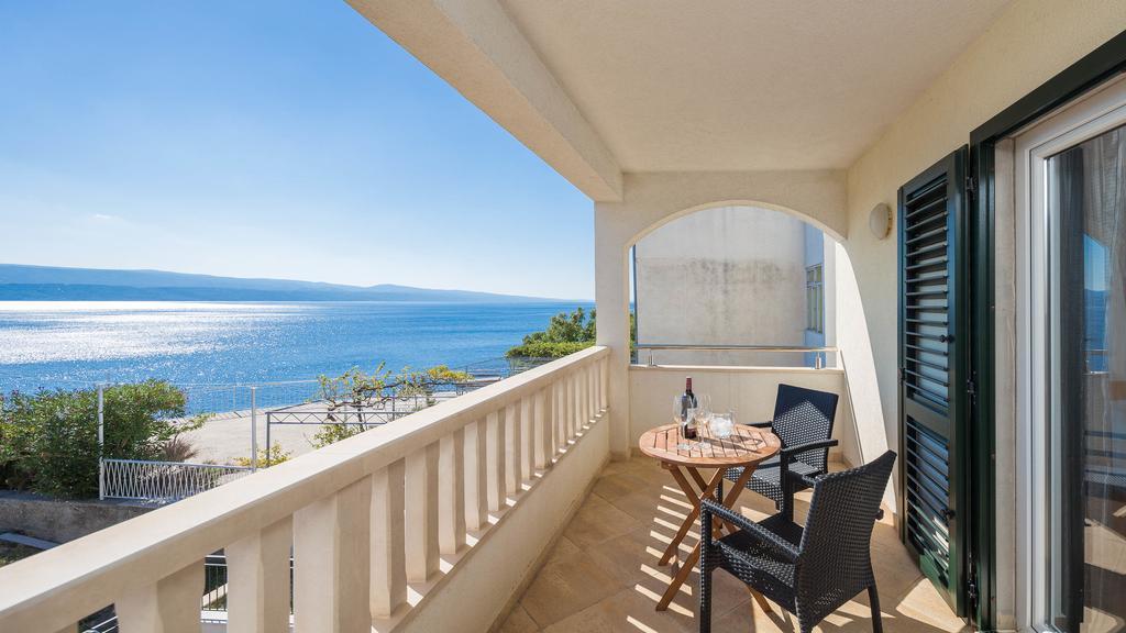 Beachfront Apartments Lara Omiš Exteriör bild