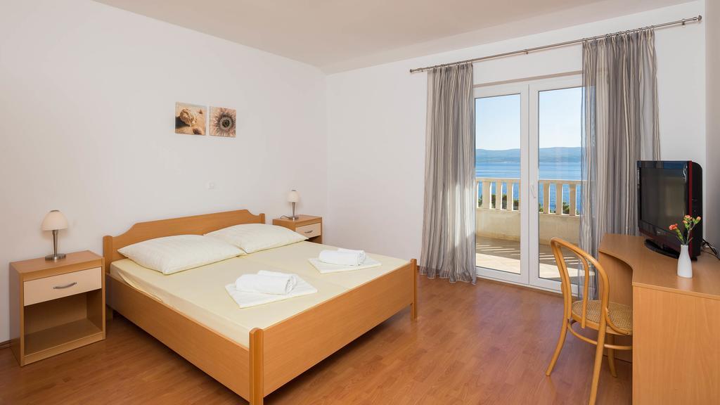 Beachfront Apartments Lara Omiš Exteriör bild