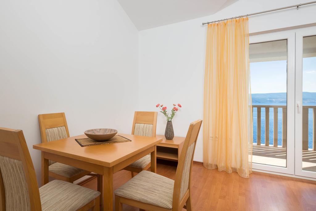 Beachfront Apartments Lara Omiš Exteriör bild