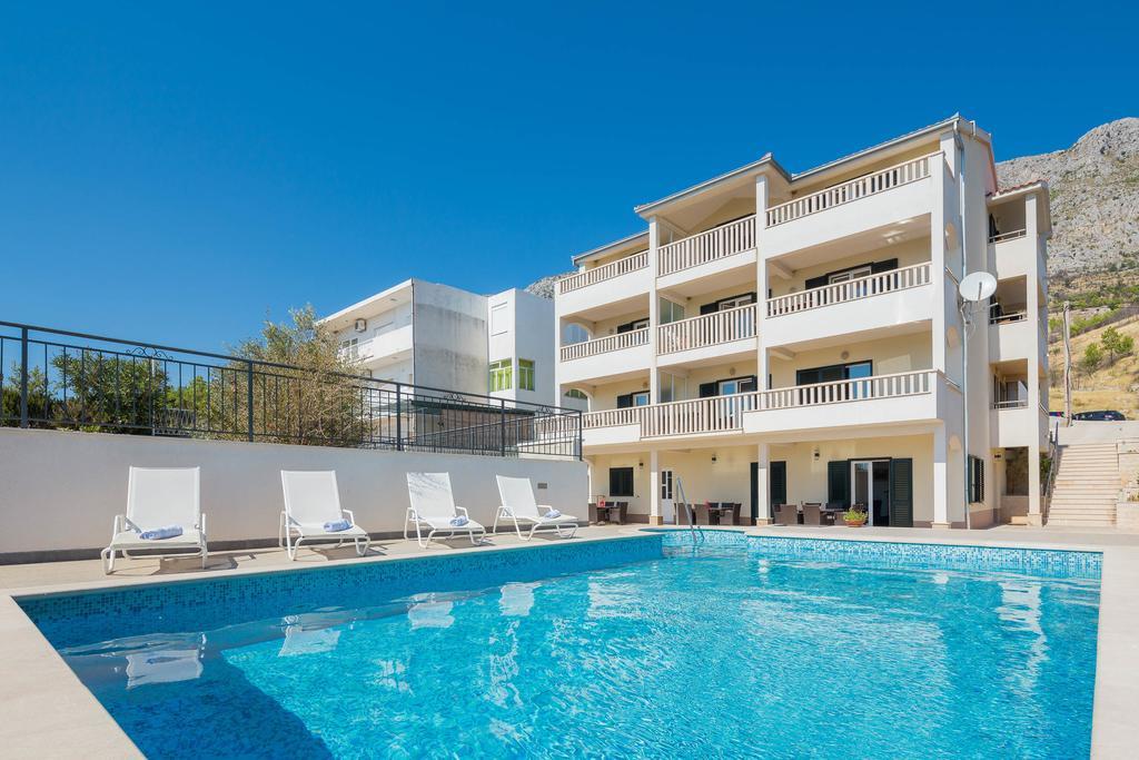 Beachfront Apartments Lara Omiš Exteriör bild