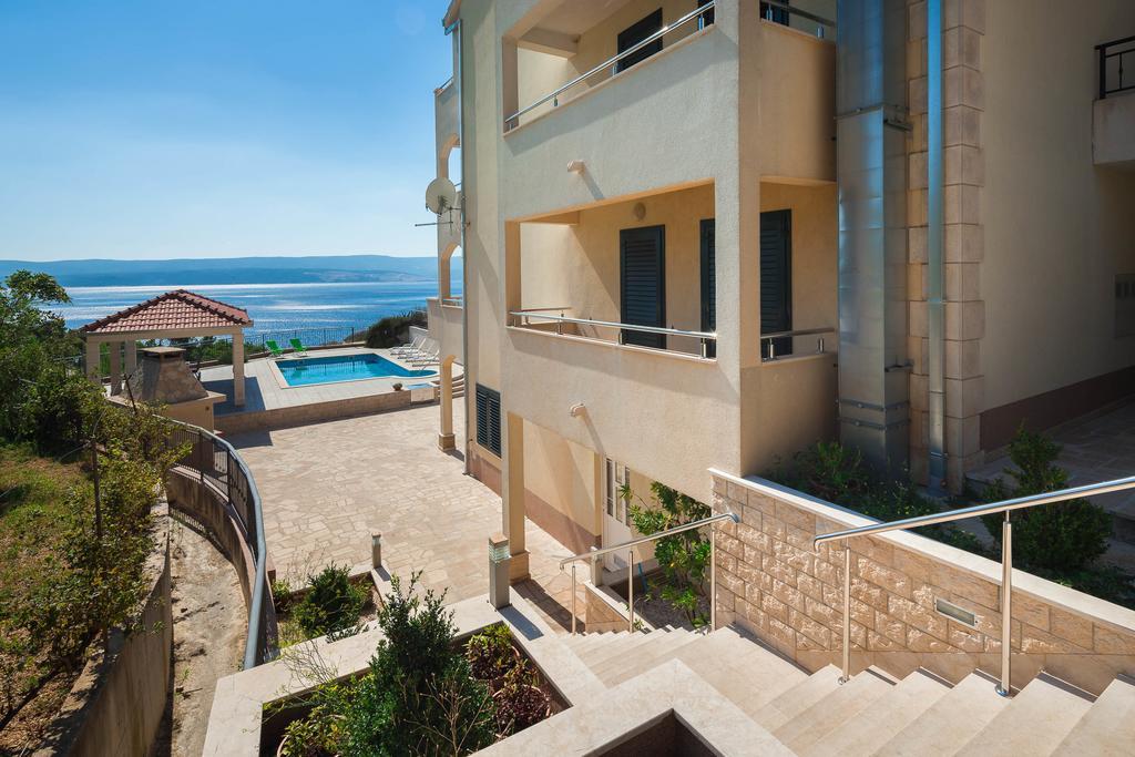 Beachfront Apartments Lara Omiš Exteriör bild