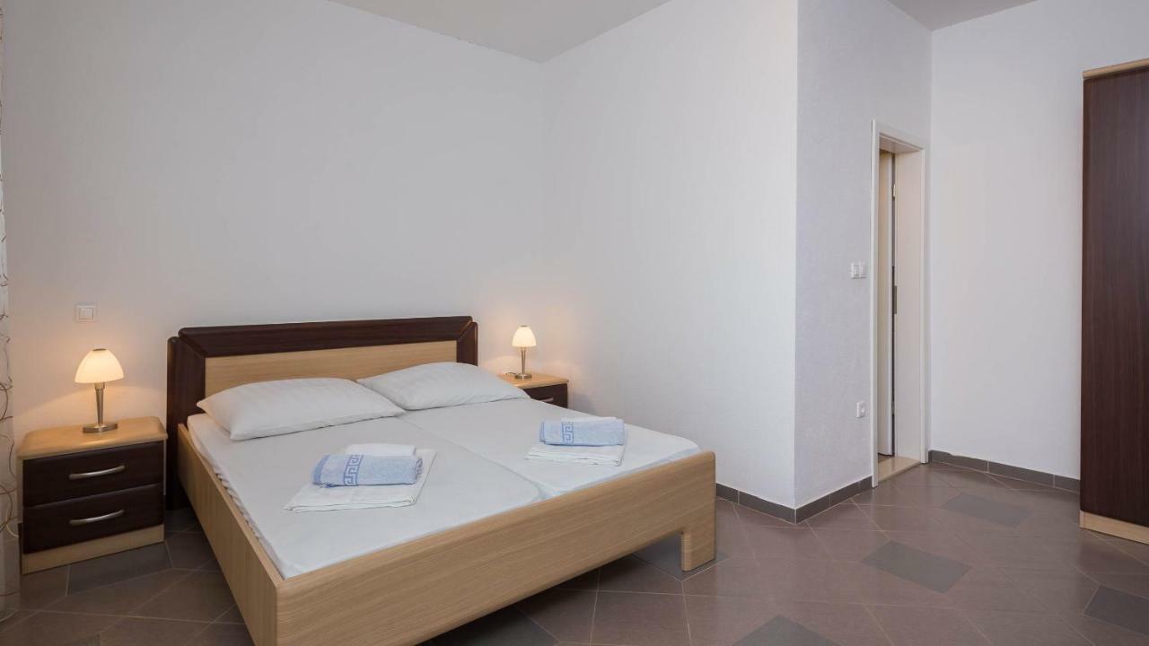 Beachfront Apartments Lara Omiš Rum bild